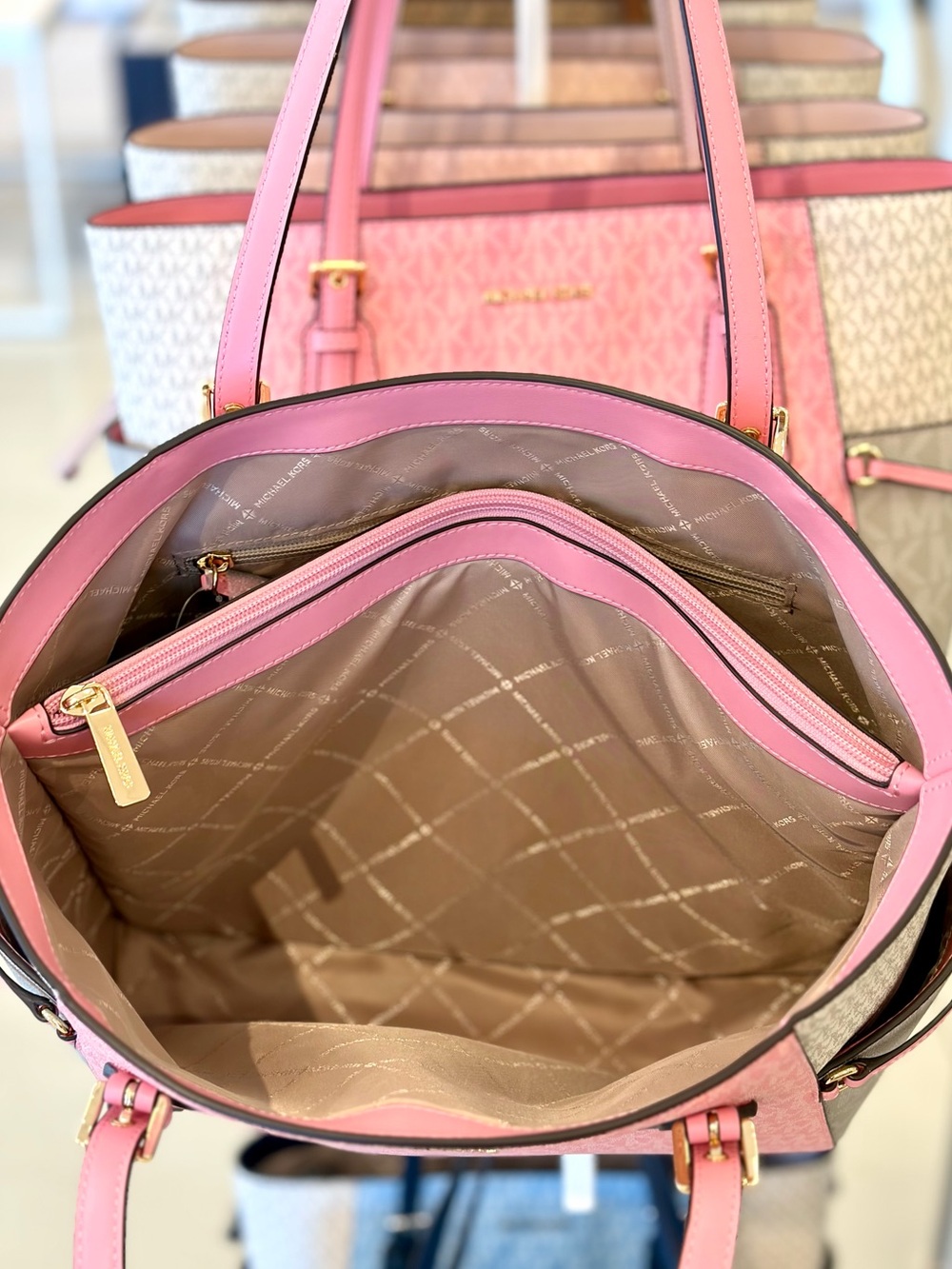 Michael Kors Voyager Large Color-Block Signature Logo Tote Bag - Picture 8 of 10